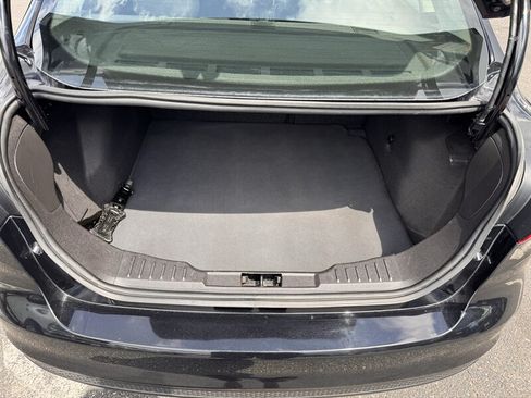 Used 2018 Ford Focus SE w/ SE Appearance Package FWD image 25