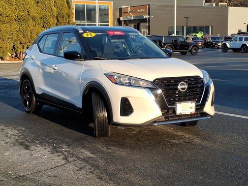 Used 2023 Nissan Kicks SV image 3