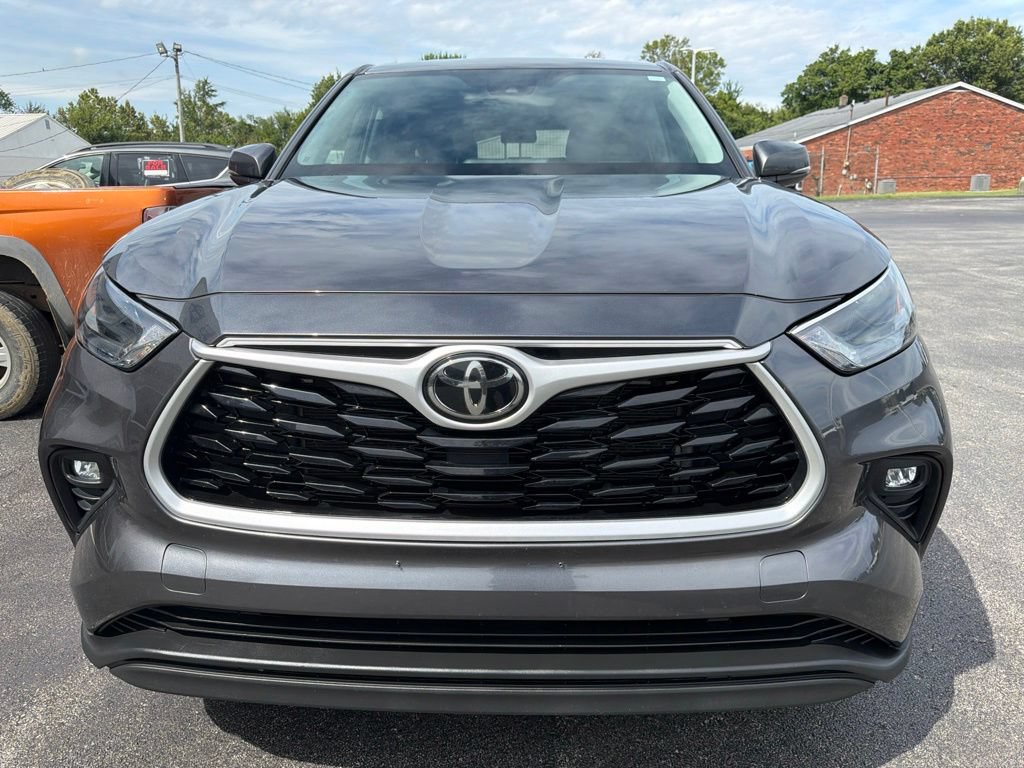 Used 2022 Toyota Highlander LE w/ Protection Package #3 (TMS) AWD/4WD image 8