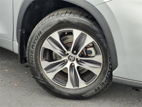 Used 2020 Toyota Highlander XLE image 10