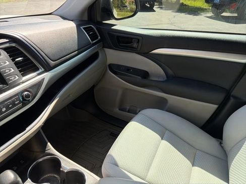 Used 2016 Toyota Highlander LE AWD/4WD image 23