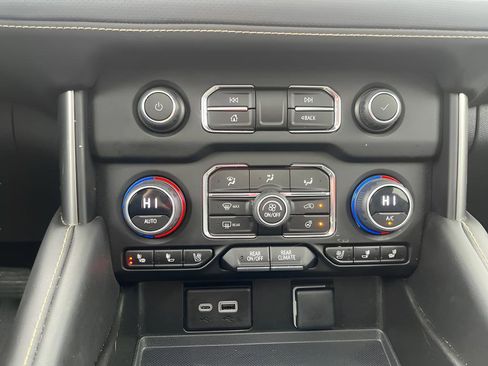 Used 2023 Chevrolet Suburban Premier w/ Advanced Technology Package image 30