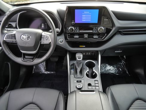 Certified 2025 Toyota Highlander XSE image 11