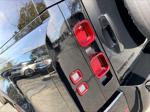 Used 2025 Land Rover Defender 130 X-Dynamic SE image 31