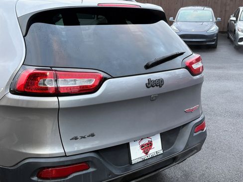 Used 2018 Jeep Cherokee Trailhawk image 6