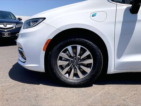 Used 2024 Chrysler Pacifica Limited FWD image 4