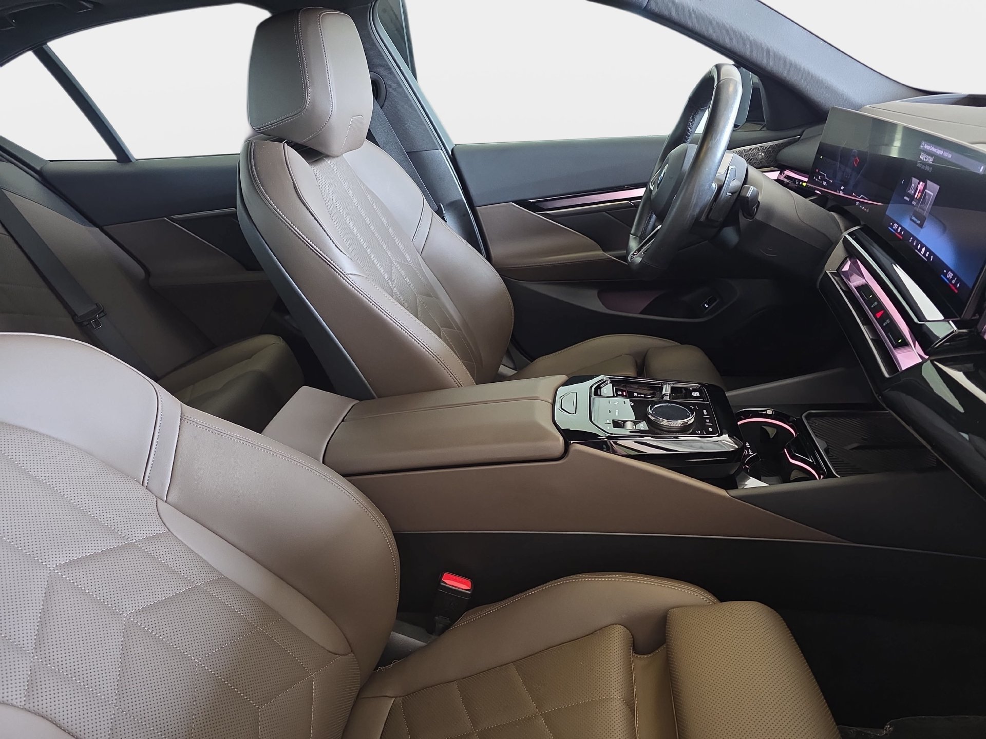 Used 2024 BMW 540i xDrive w/ Premium Package AWD/4WD image 10