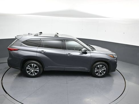 Used 2022 Toyota Highlander XLE AWD/4WD image 39
