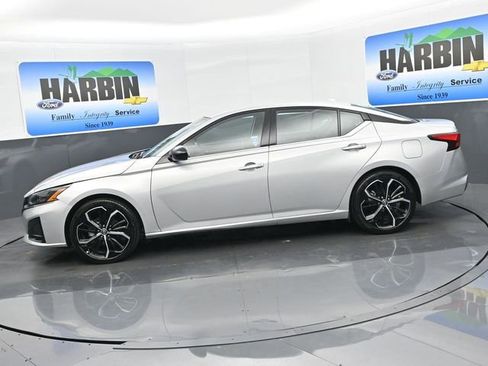 Used 2025 Nissan Altima 2.5 SR image 2