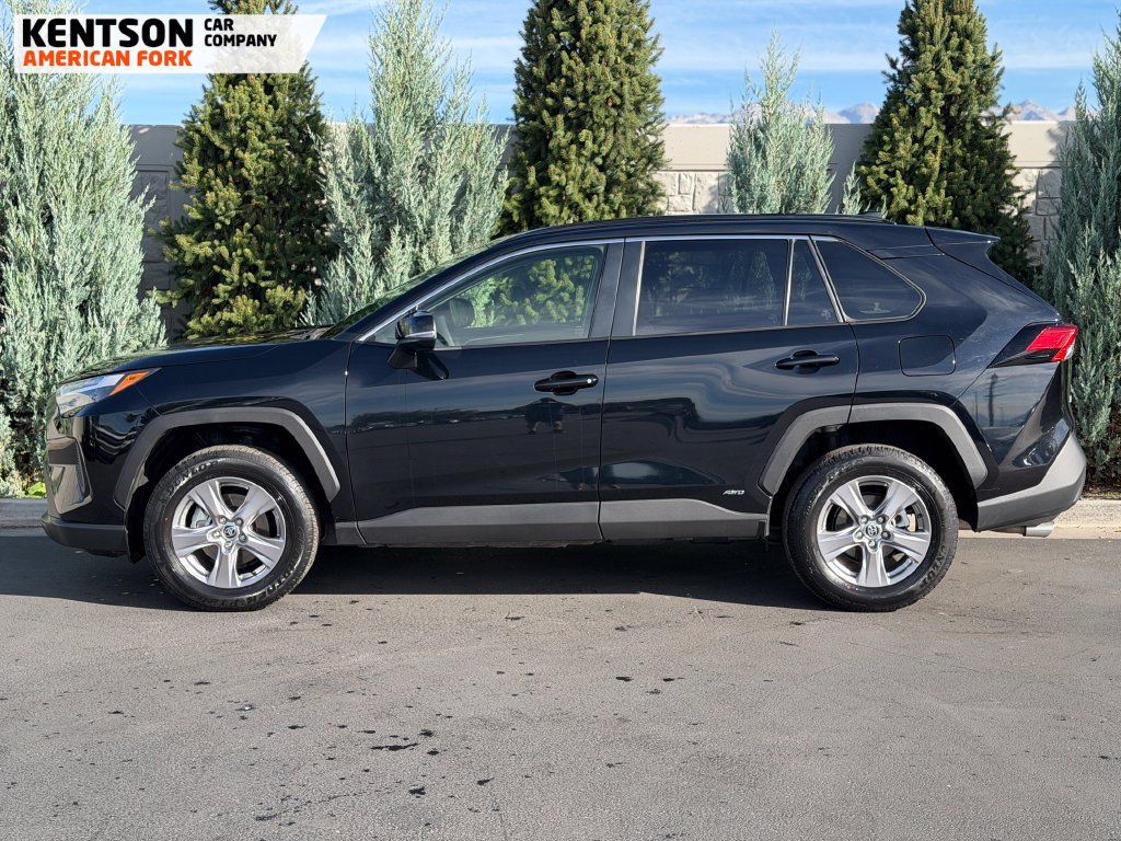 Used 2025 Toyota RAV4 LE AWD/4WD image 4