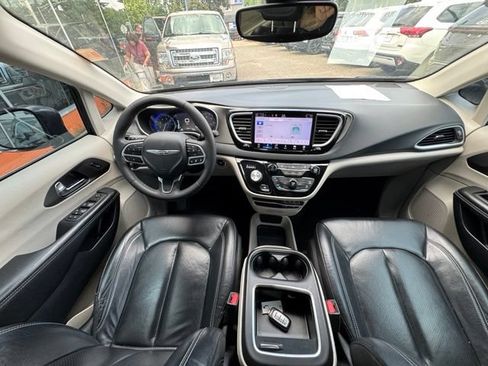 Used 2022 Chrysler Pacifica Touring-L FWD image 17
