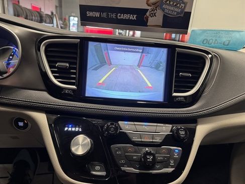 Used 2024 Chrysler Pacifica Select image 28