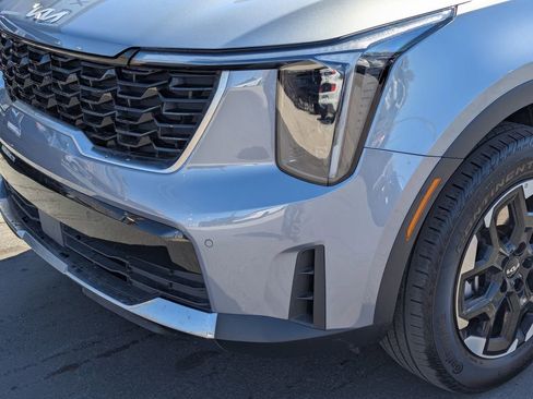 Used 2025 Kia Sorento S image 11