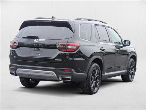 New 2025 Honda Pilot Touring image 2