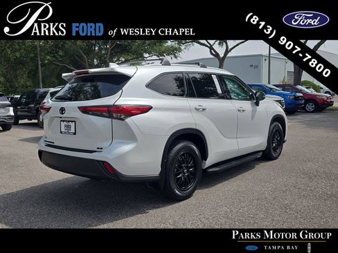 Used 2022 Toyota Highlander XLE FWD image 4