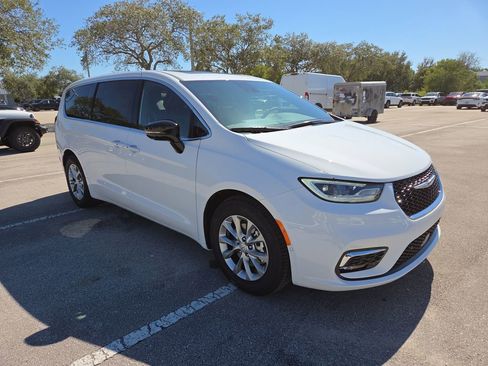 New 2026 Chrysler Pacifica Limited w/ Uconnect Theater Family Group FWD image 2