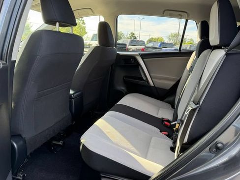 Used 2018 Toyota RAV4 LE AWD/4WD image 16