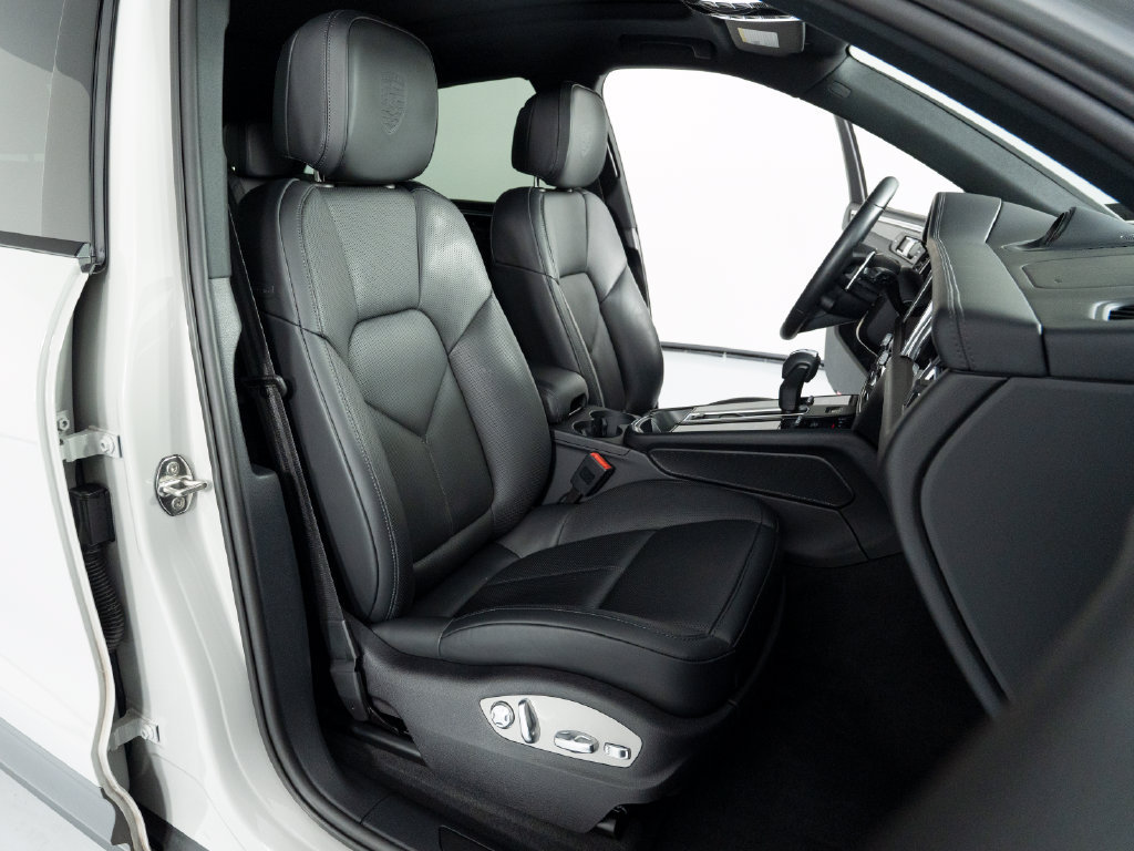 Certified 2026 Porsche Macan Turbo AWD/4WD image 42