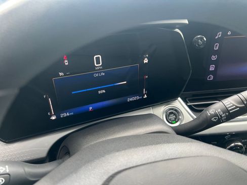Used 2025 Chevrolet Trax LT FWD image 40