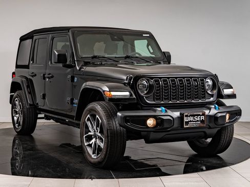 Used 2024 Jeep Wrangler Unlimited AWD/4WD image 12