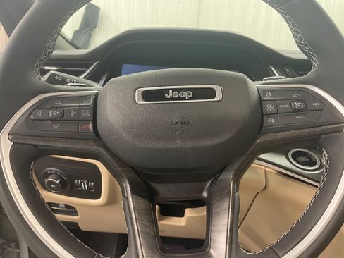 Used 2024 Jeep Grand Cherokee Limited AWD/4WD image 16