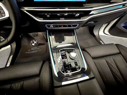 Used 2025 BMW X7 M60i w/ Climate Comfort Package image 18