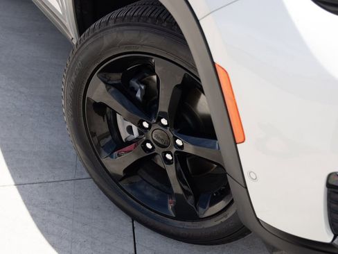 Used 2025 Jeep Grand Cherokee L Limited w/ Luxury Tech Group II AWD/4WD image 8