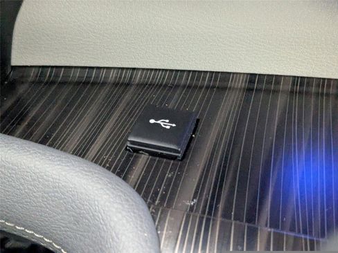 Used 2024 Toyota Sienna Limited image 28