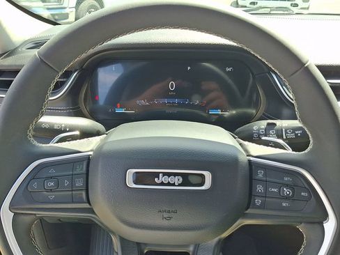 Used 2023 Jeep Grand Cherokee Laredo AWD/4WD image 19
