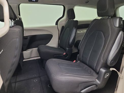 Used 2022 Chrysler Voyager LX FWD image 18