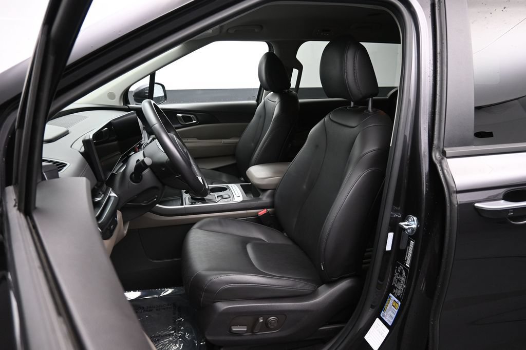 Used 2025 Kia Carnival FWD image 22