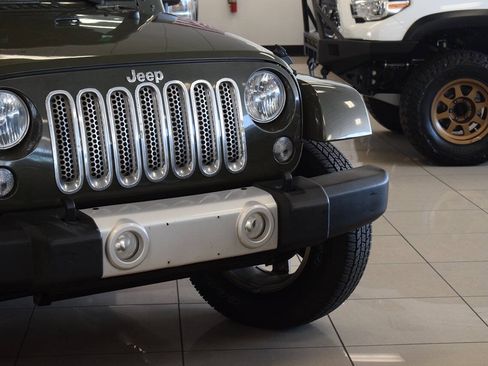 Used 2015 Jeep Wrangler Unlimited Sahara w/ Dual Top Group AWD/4WD image 11