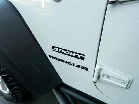 Used 2017 Jeep Wrangler Sport w/ Connectivity Group AWD/4WD image 9