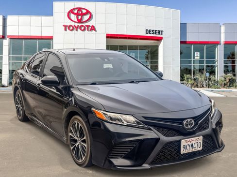 Certified 2020 Toyota Camry SE image 1