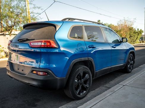 Used 2018 Jeep Cherokee Latitude w/ Altitude Package FWD image 5
