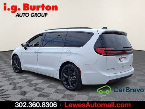 Used 2025 Chrysler Pacifica Limited FWD image 4