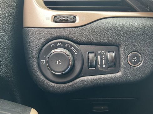 Used 2018 Jeep Cherokee Limited image 14