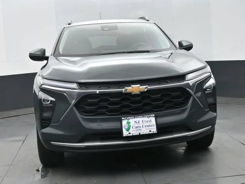 Used 2025 Chevrolet Trax LT FWD image 3