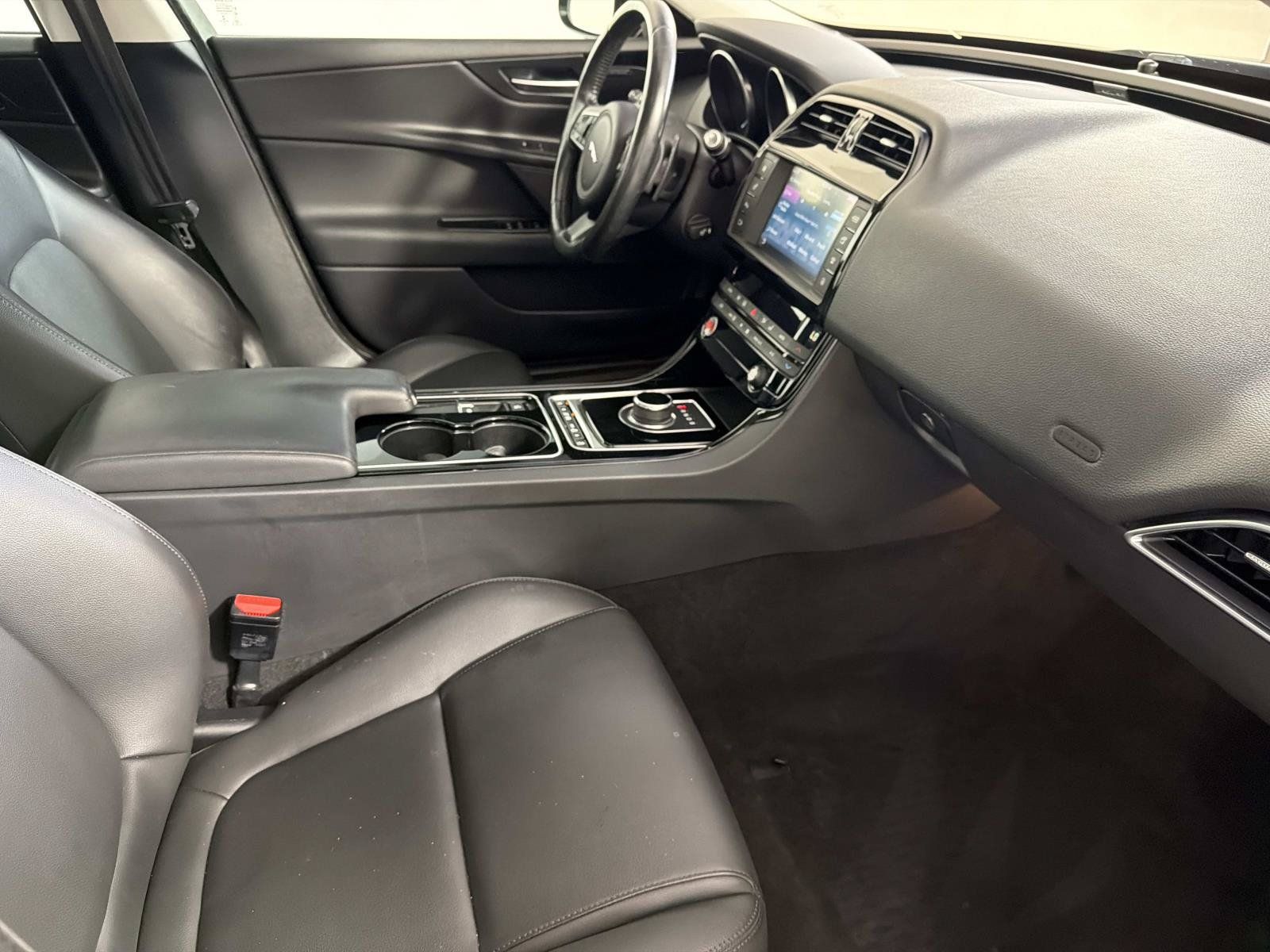 Used 2017 Jaguar XE Premium AWD/4WD image 10