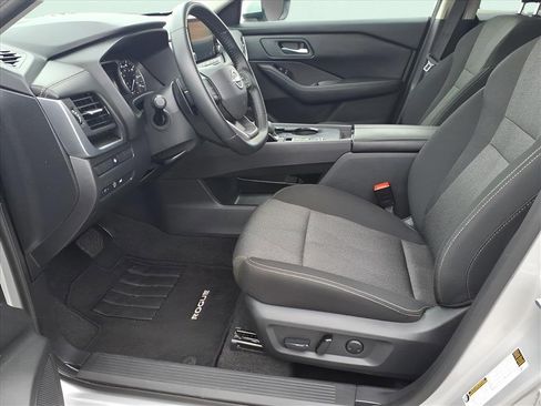 Used 2025 Nissan Rogue SV image 7