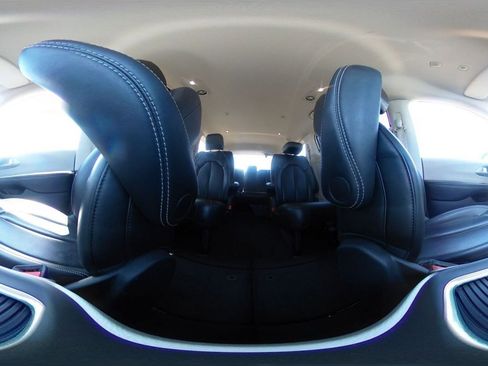 Used 2023 Chrysler Pacifica Touring-L image 43