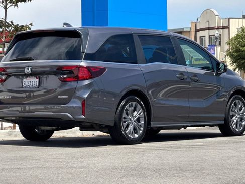 Certified 2025 Honda Odyssey Touring image 4