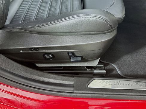 Used 2024 Alfa Romeo Giulia Veloce image 24