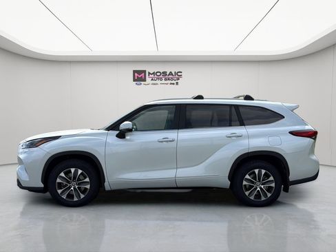 Used 2023 Toyota Highlander XLE AWD/4WD image 6