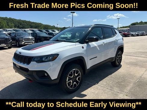 Used 2025 Jeep Compass Trailhawk AWD/4WD image 1