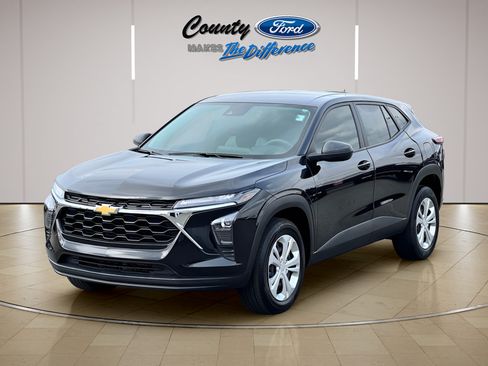 Used 2024 Chevrolet Trax LS FWD image 2