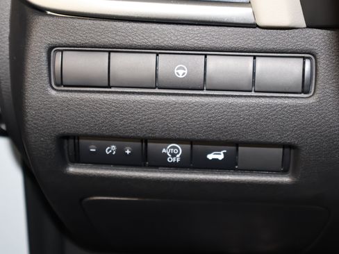 Used 2025 Nissan Rogue SV w/ SV Premium Package image 34