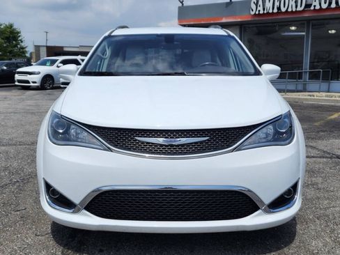 Used 2019 Chrysler Pacifica Touring-L FWD image 6