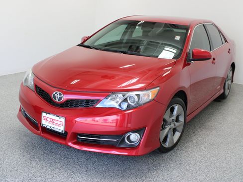 Used 2012 Toyota Camry SE FWD image 2