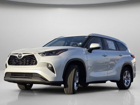 Used 2025 Toyota Highlander XLE image 18